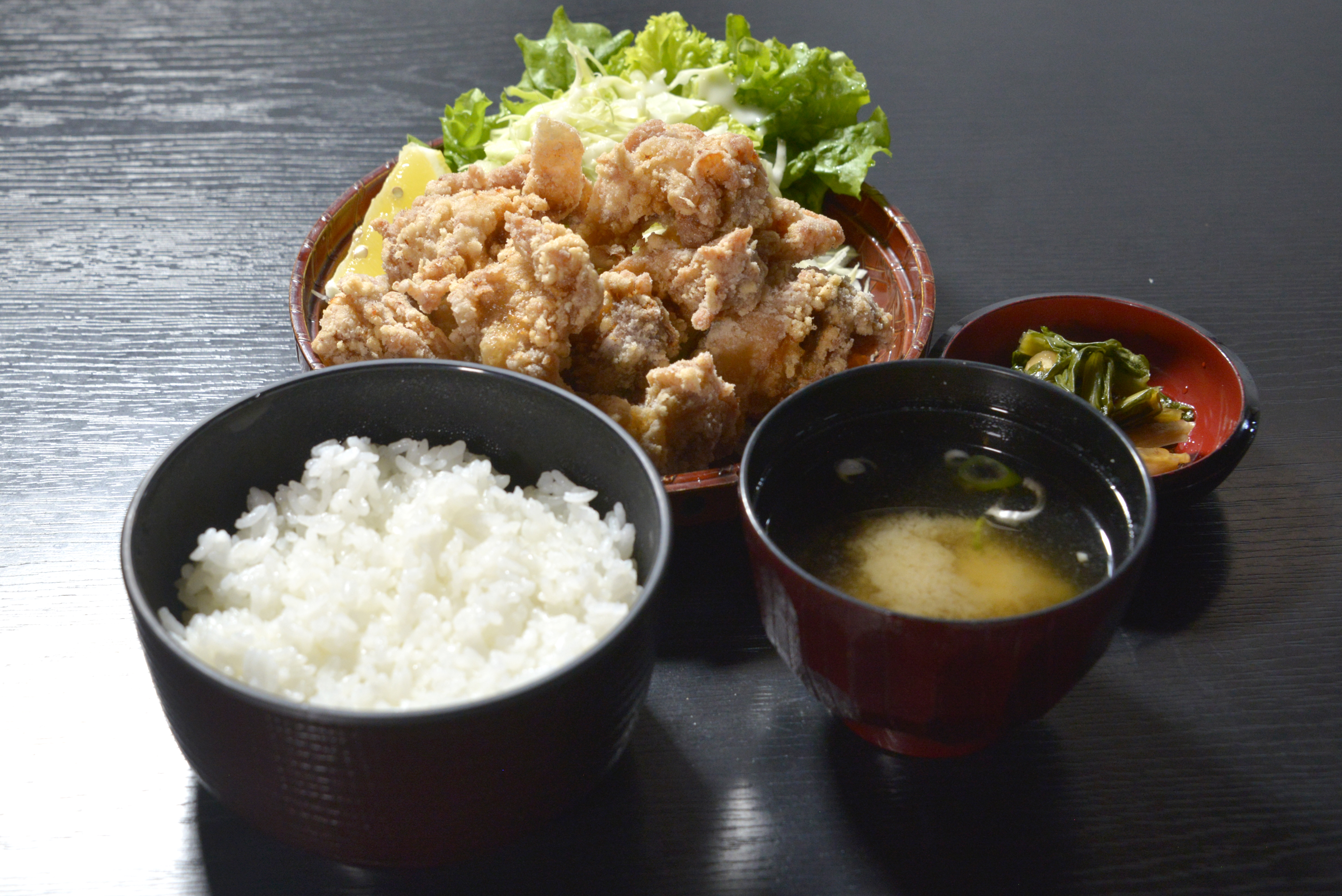 から揚げ定食の写真