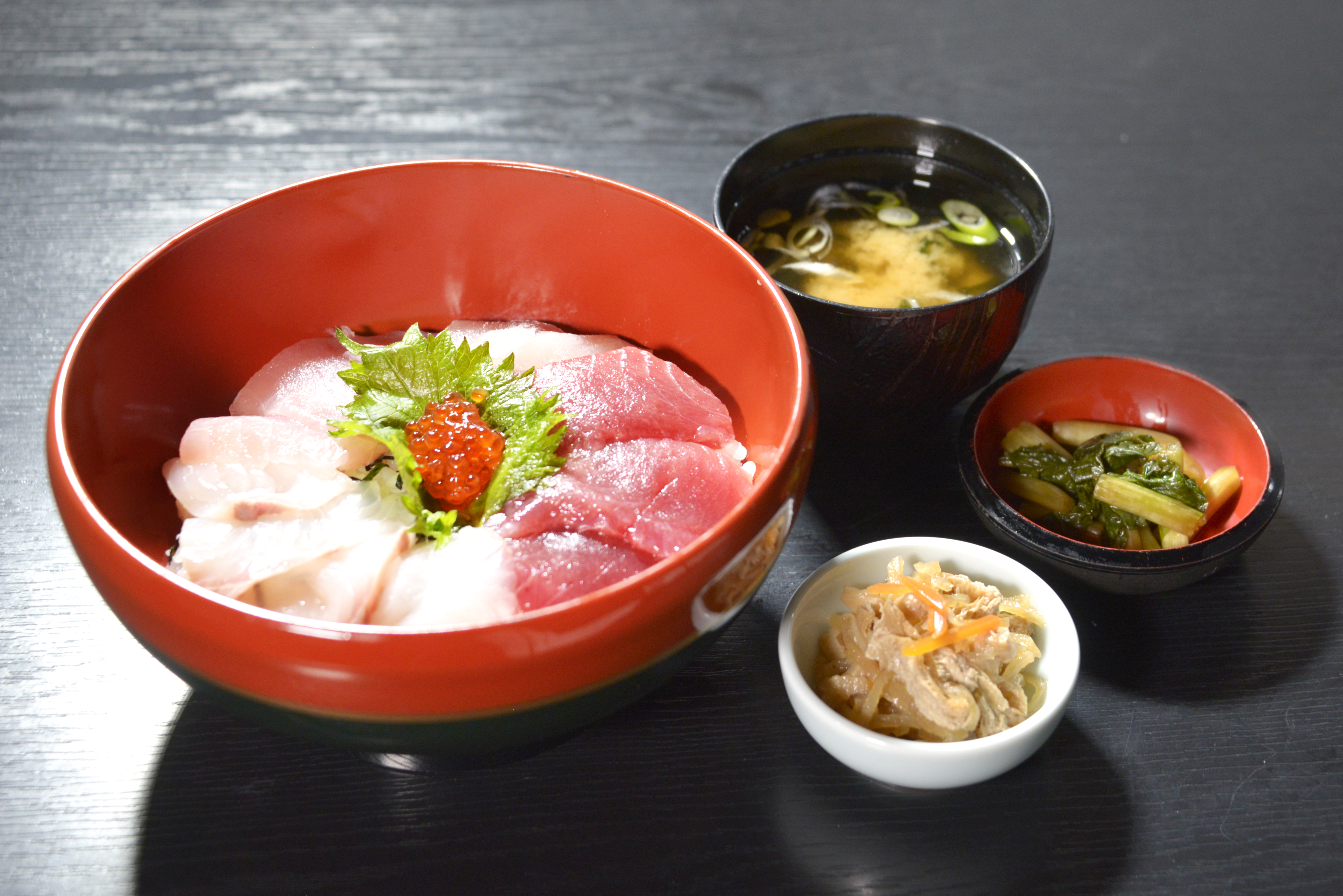 さしみ丼の写真